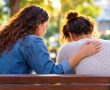 יבנה עוצרת לרגע ושואלת: "האם אתם באמת בסדר?"