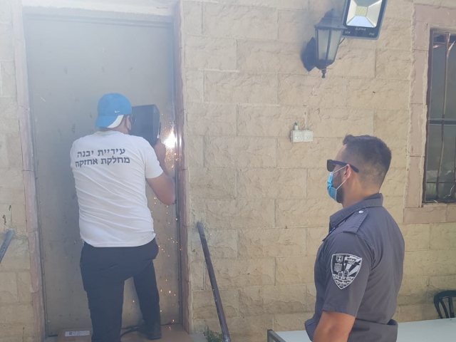 מרתכים את הדלתות