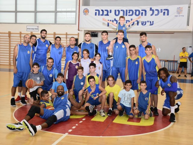 שחקני אליצור והילדים במהלך ההפנינג