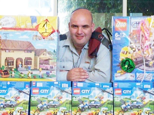 איש הלגו. ידליק משואה