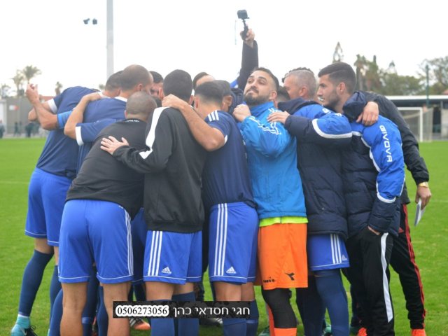 שחקני בית"ר יבנה לפני המשחק. צילום: חסדאי כהן