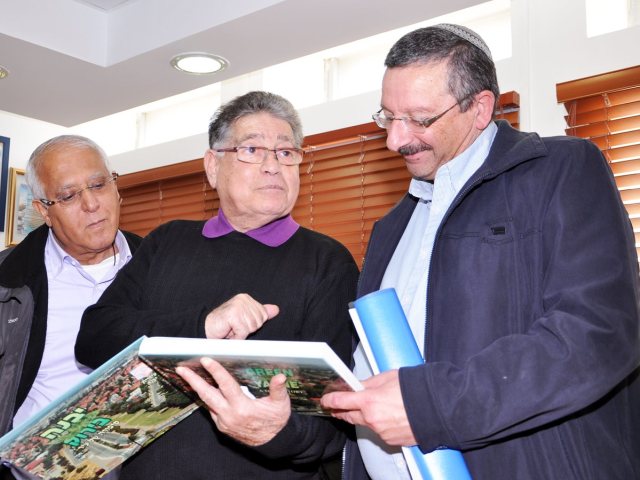 גוב ארי מעניק את אלבום העיר למנהל אגף שחר