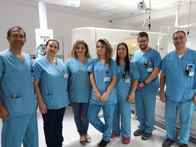 צוות הסי.טי המבצע את בדיקת עורקי הלב ב'קפלן'. צילום: גלעד שעבני