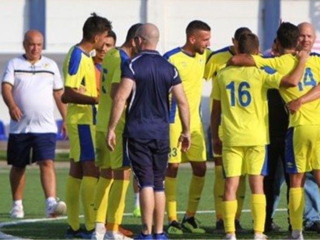 שחקני יבנבה חוגגים. ניצחון קריטי