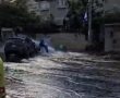 רכב פגע בקו מים ראשי ביבנה - הרחוב הוצף (וידאו)