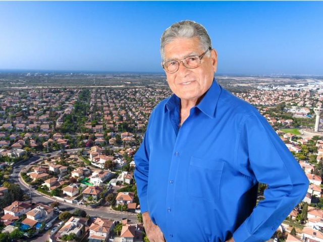 צבי גוב ארי על נוף היבנה
