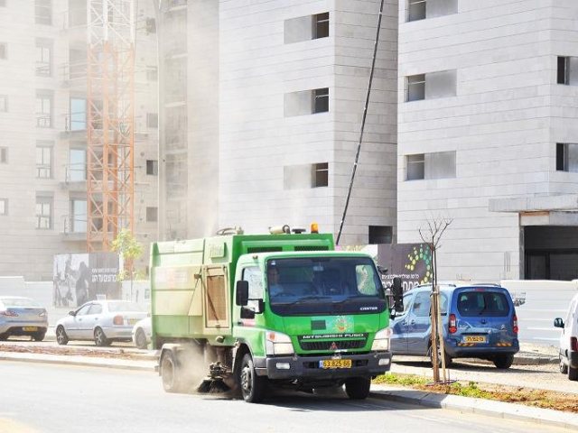 מנקה הכבישים של עיריית יבנה בתדהר