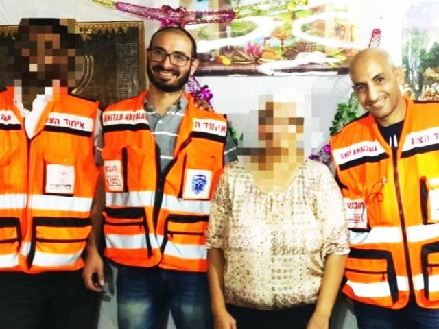 תושבת העיר שהייתה מחוסרת הכרה, ביחד עם הפרמדקים