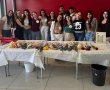 מיזם "זר של זיכרון": צעירים מבאר שבע חולקים פרחים עם סיפורים של ניצולי שואה